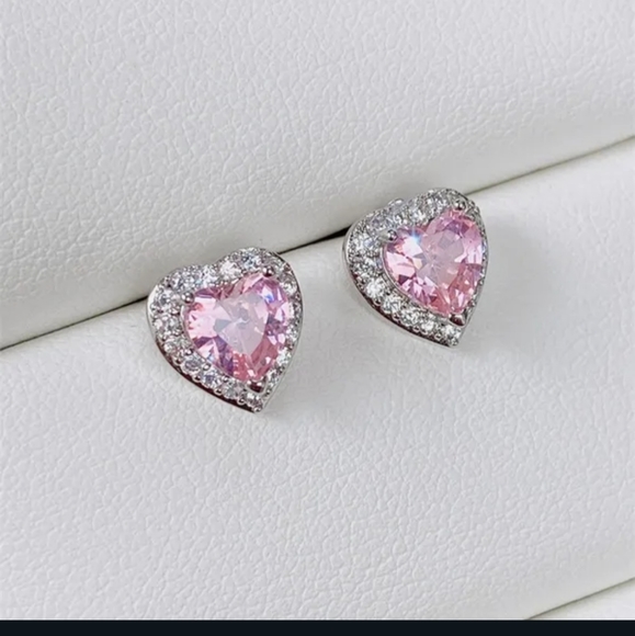 💗💗NEW💗💗 PRETTY!! BARBIE  PINK AND WHITE Heart CZ Studs💗💗 - Picture 2 of 16